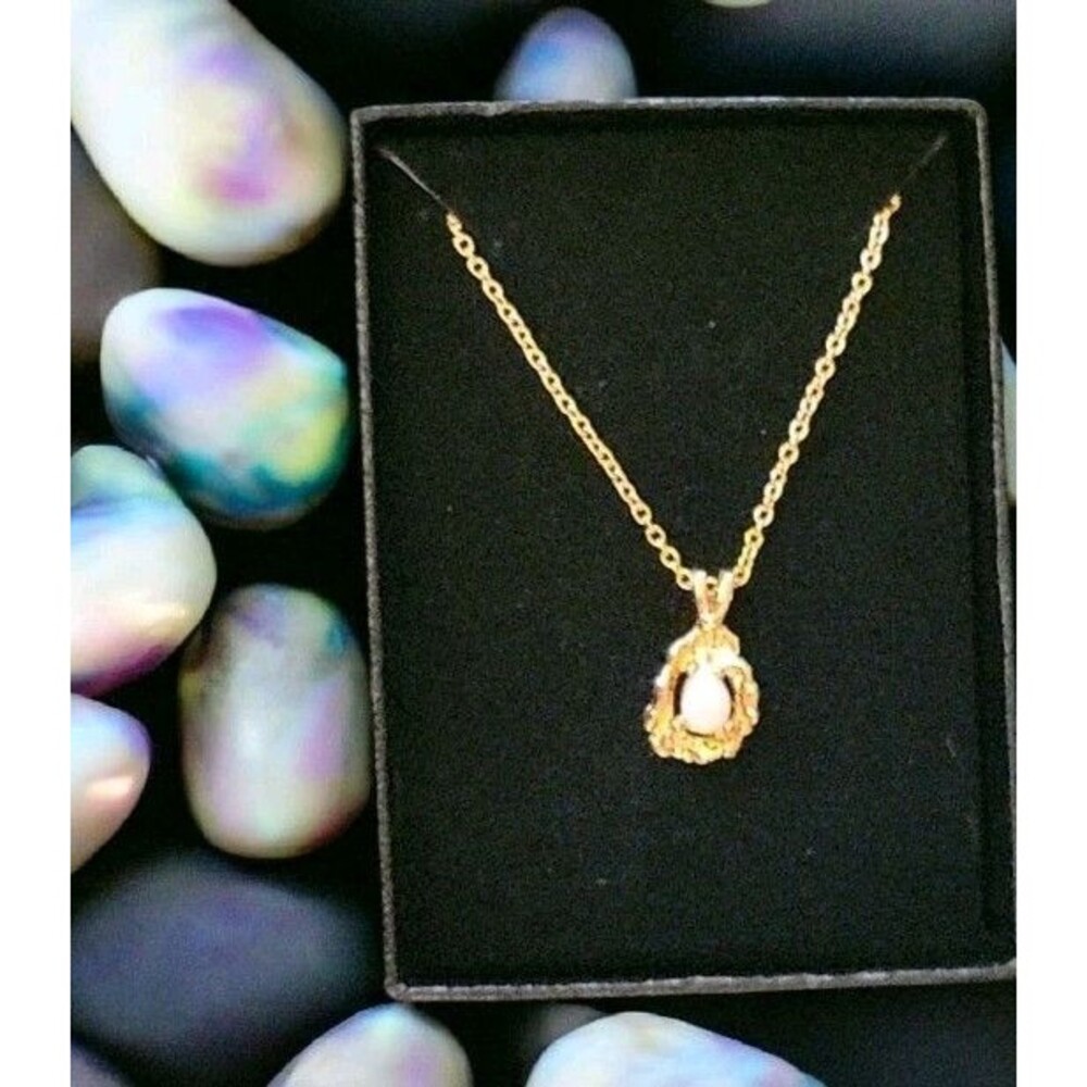1970s Vintage Style Gold Tone Nugget Pendant Necklace Faux Opal 18" Chain Boxed